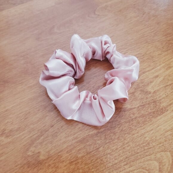 New Satin Blush Pink Scrunchie Regular Size - Picture 3 of 3